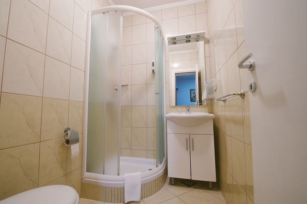 Hotel Flowers Comfort Double Room Single Use 6