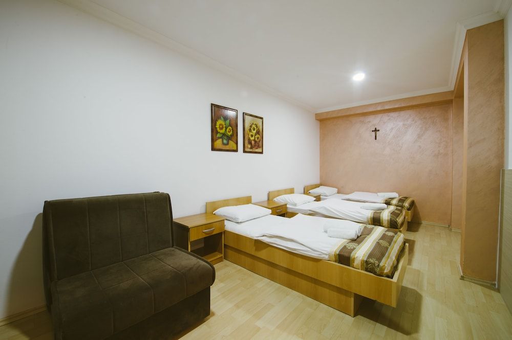 Hotel Flowers Comfort Triple Room 4