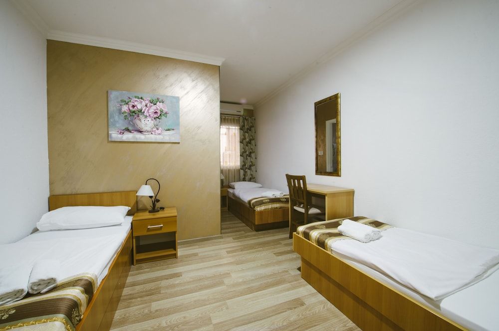 Hotel Flowers Comfort Triple Room 3