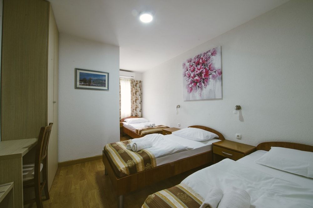 Hotel Flowers Comfort Triple Room 6