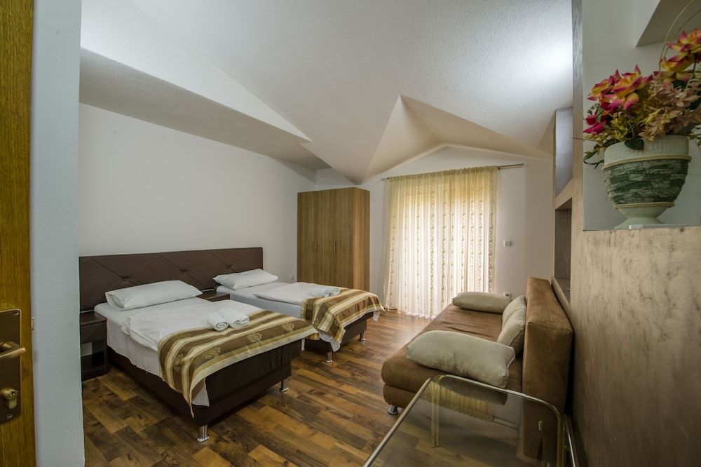 Hotel Flowers Comfort Triple Room 9