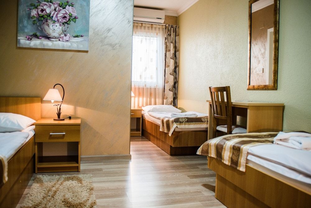 Hotel Flowers Comfort Triple Room 2