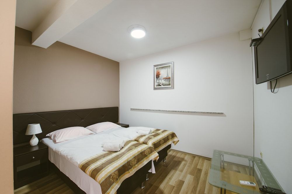 Hotel Flowers Comfort Double Room Single Use 4