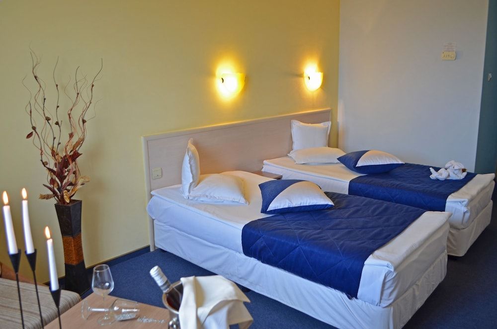 Aqua Hotel Burgas Deluxe Double or Twin Room 3