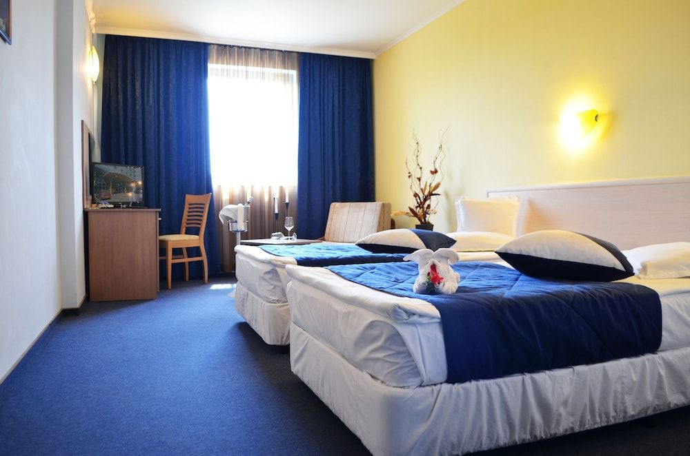 Aqua Hotel Burgas Deluxe Double or Twin Room 4