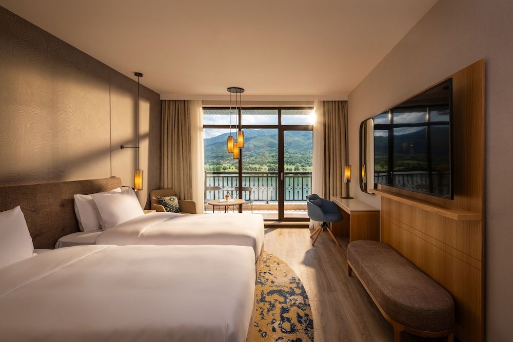 Room, 2 Twin Beds, Lake View