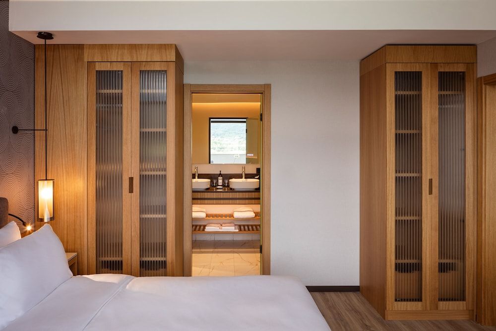 Executive Suite (Panoramic View)
