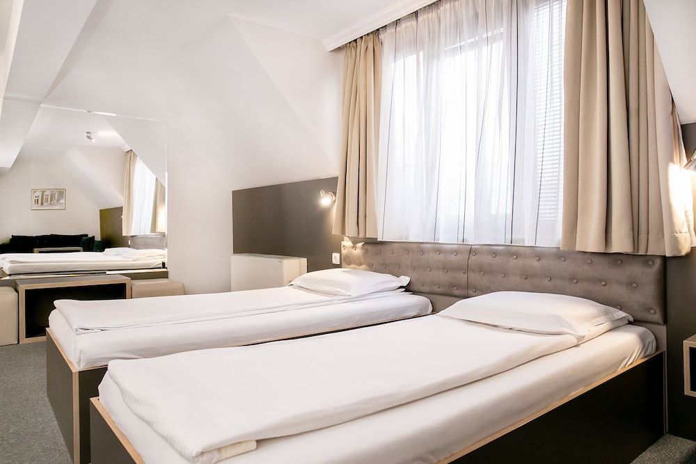 Hotel Niky Standard Twin Room (10% off in the restaurant) 3