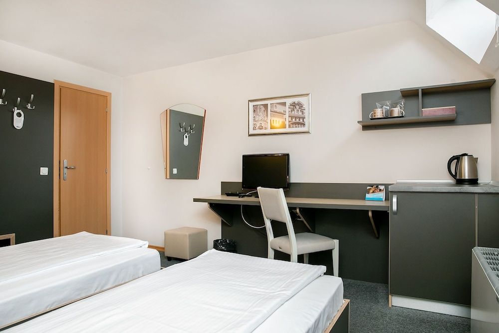 Hotel Niky Standard Twin Room (10% off in the restaurant) 5