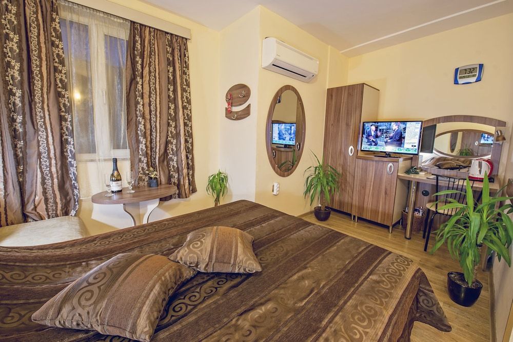 Hotel Color Double or Twin Room 9