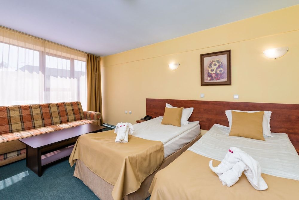 Hotel Avenue Double or Twin Room (Free WiFi & Parking) 2