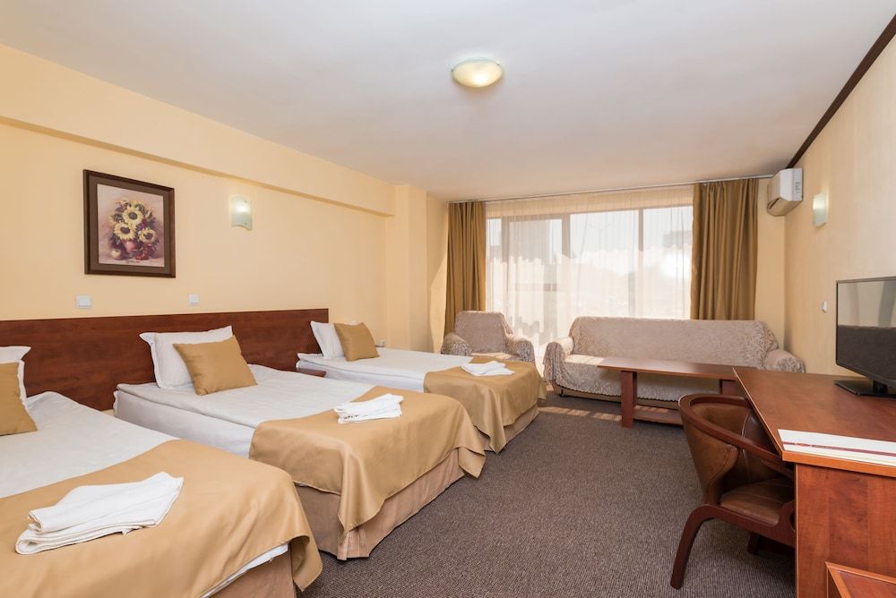 Hotel Avenue Family Room (Free WiFi & Parking)