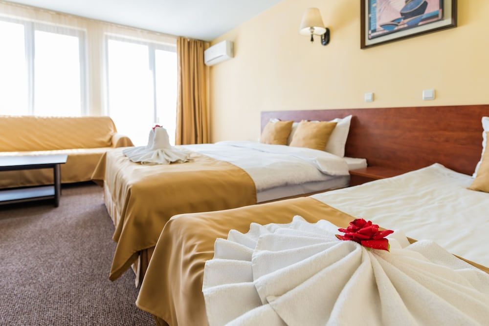 Hotel Avenue Double or Twin Room (Free WiFi & Parking) 4
