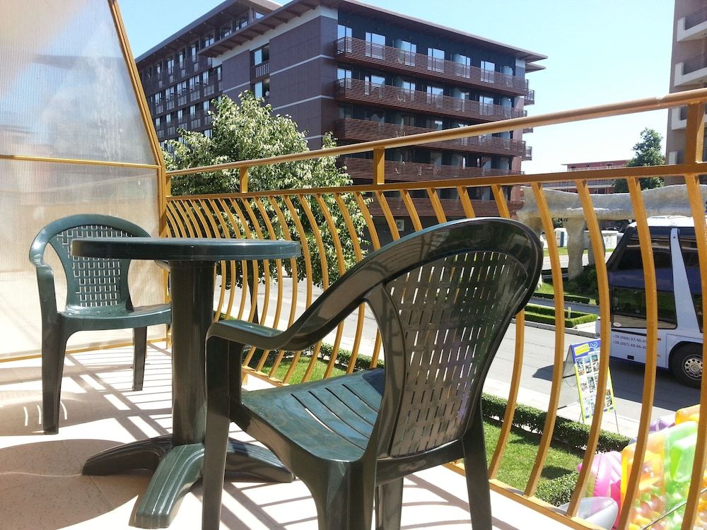 Studio, Balcony