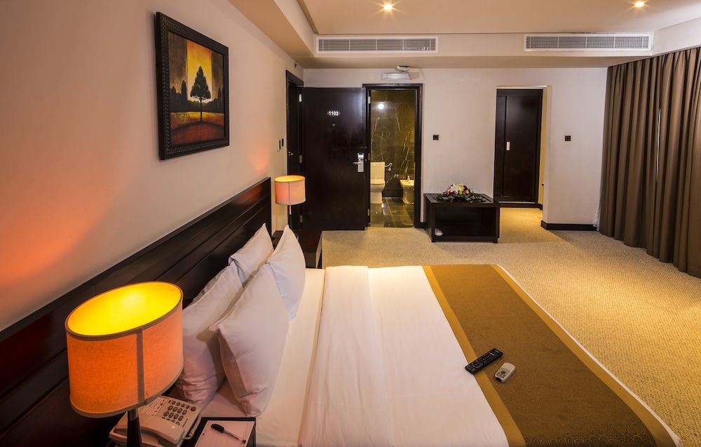 Monroe Hotel & Suites Standard King Room 4