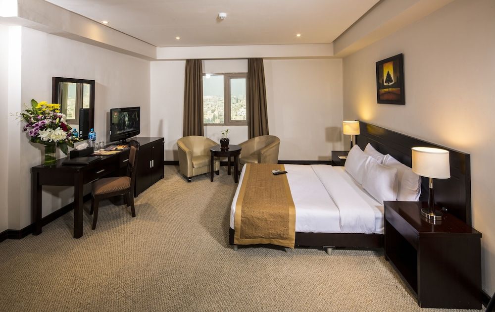 Monroe Hotel & Suites Standard King Room 5