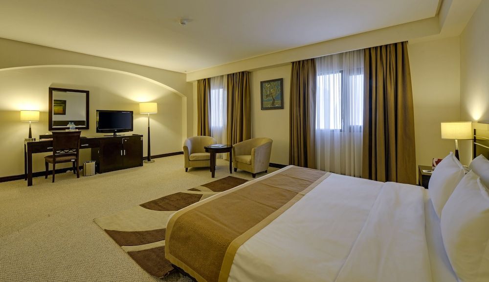 Monroe Hotel & Suites Deluxe Room 2