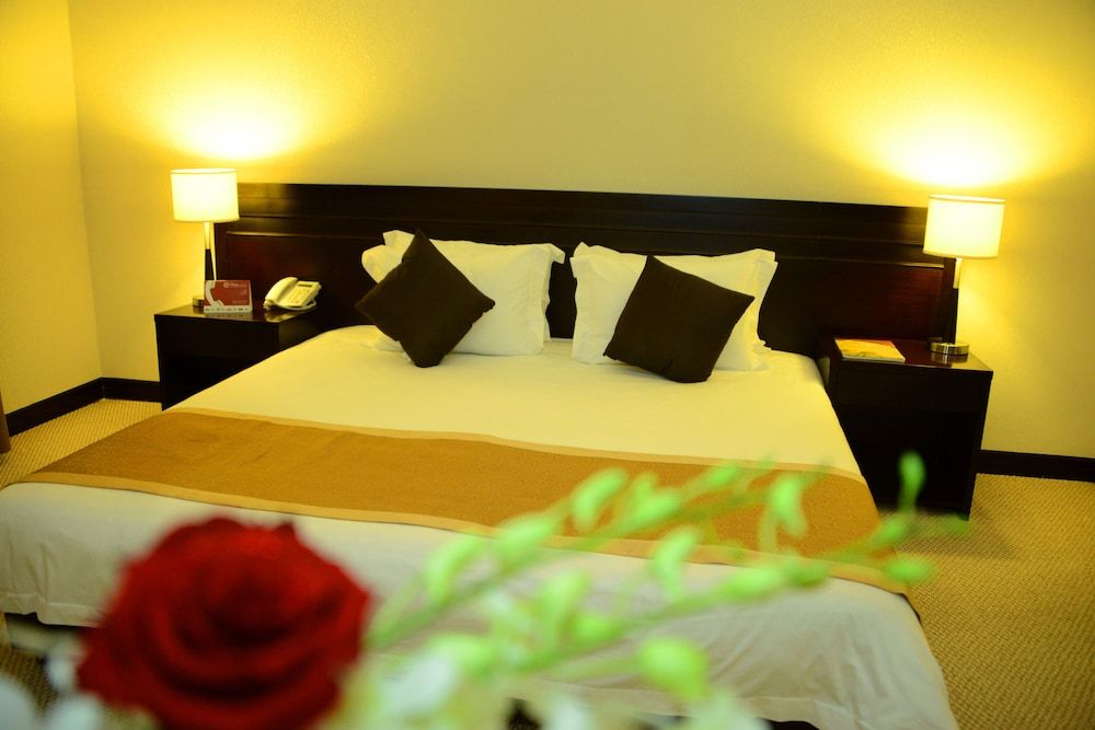 Monroe Hotel & Suites Standard King Room 3