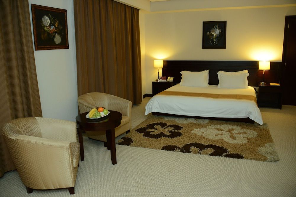 Monroe Hotel & Suites Deluxe Room 5