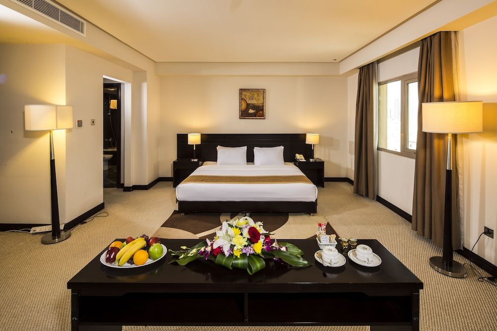 Monroe Hotel & Suites Deluxe Room 3