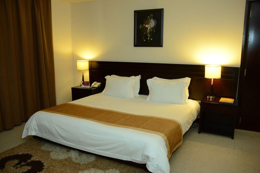 Monroe Hotel & Suites Deluxe Room 4