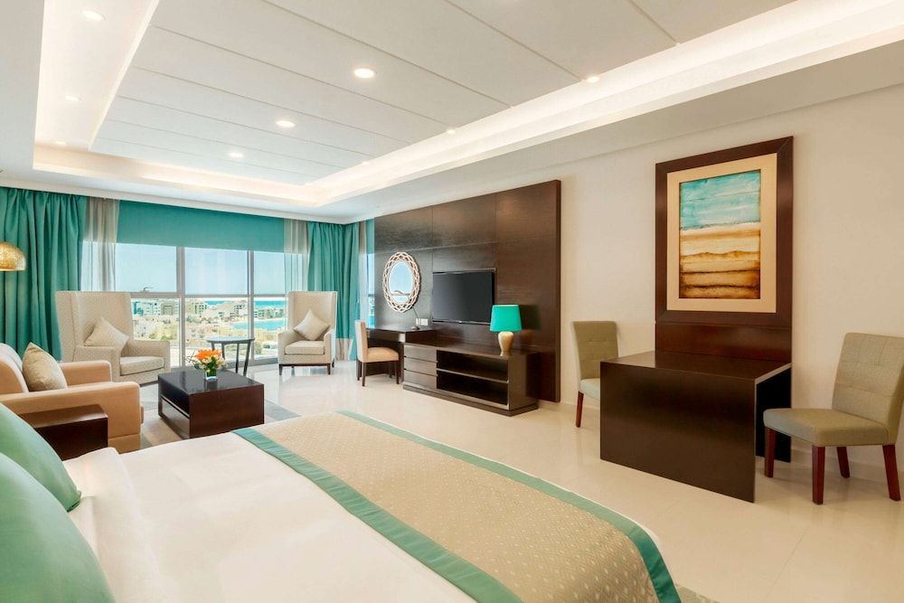 Ramada Hotel & Suites by Wyndham Amwaj Islands Manama Superior Room, 1 King Bed, Non Smoking 3