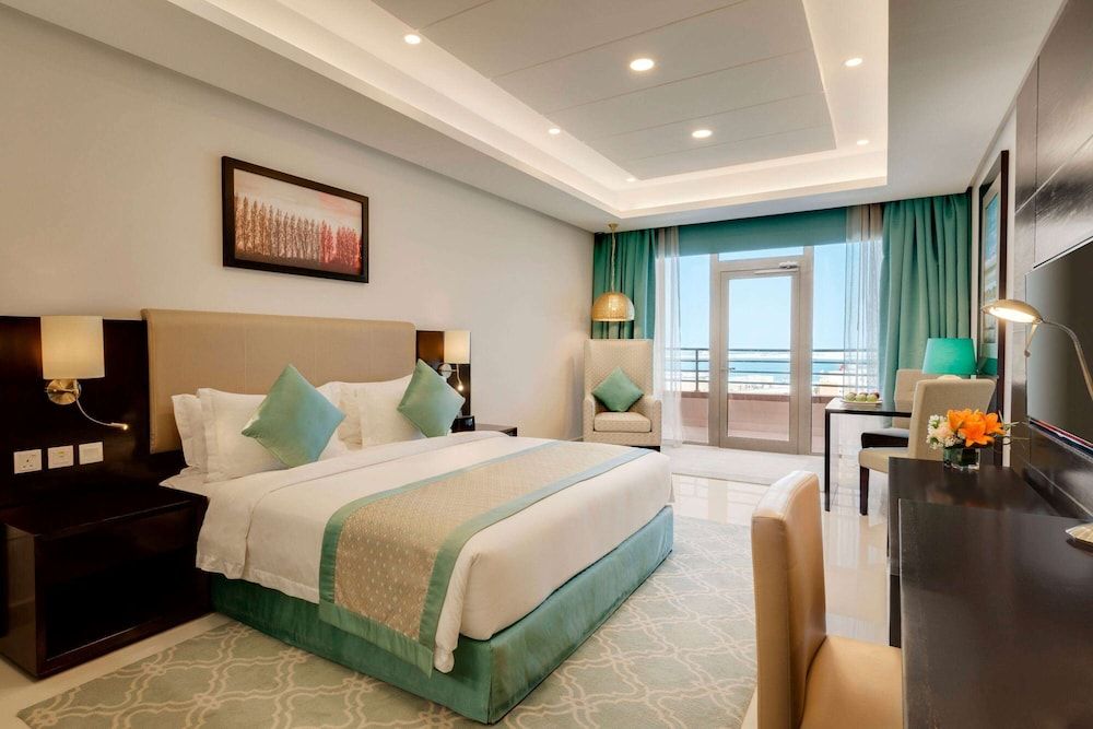 Ramada Hotel & Suites by Wyndham Amwaj Islands Manama Superior Room, 1 King Bed, Accessible, Non Smoking 4