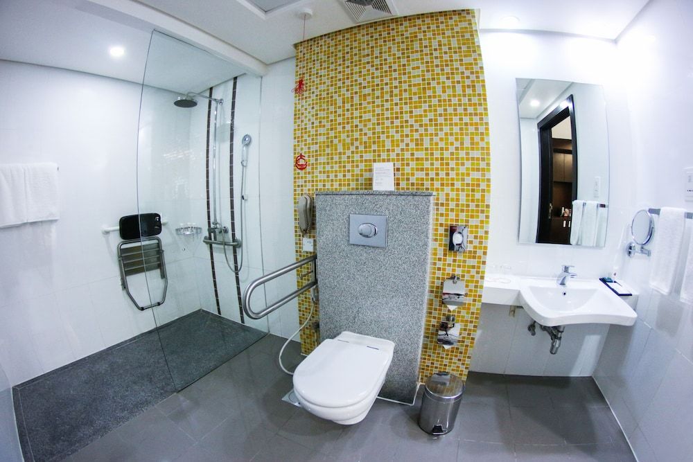 Ramada Hotel & Suites by Wyndham Amwaj Islands Manama Superior Room, 1 King Bed, Accessible, Non Smoking 3