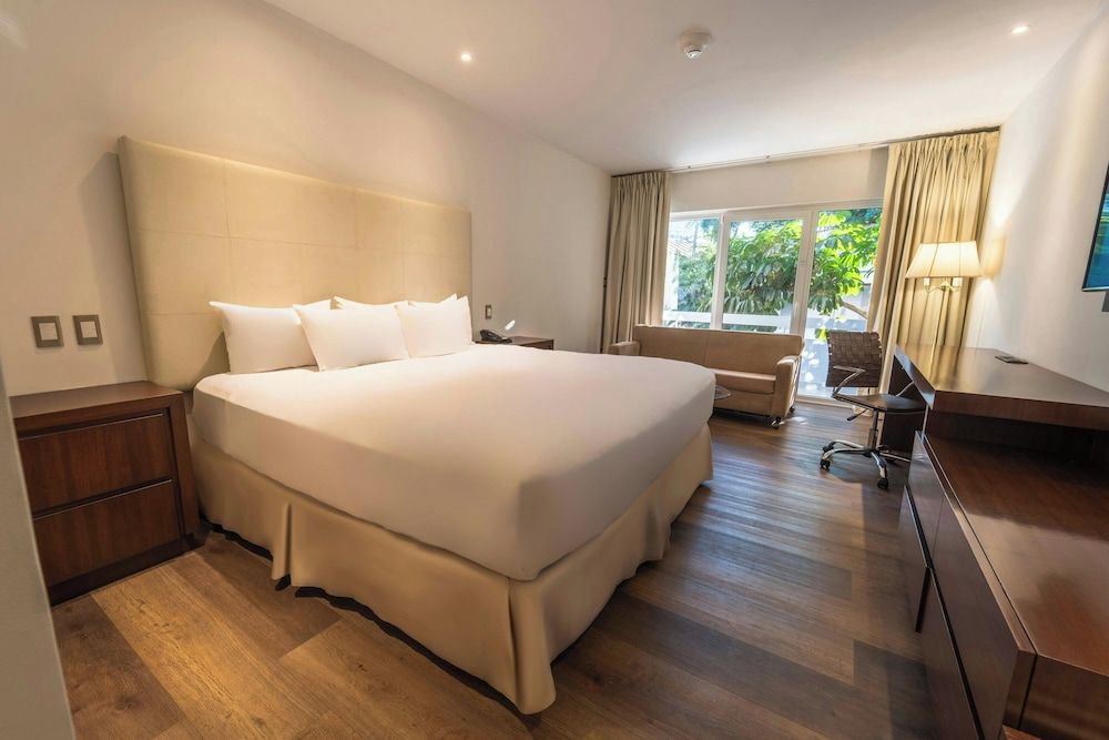 Executive Room, 1 King Bed, Balcony, Garden View