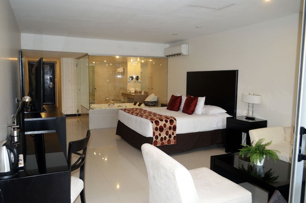 Luxury Suite, 1 King Bed, Pool View