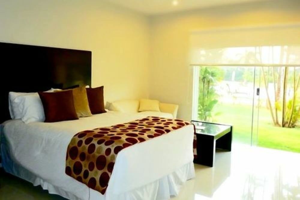 Executive Suite, 1 King Bed, Pool View
