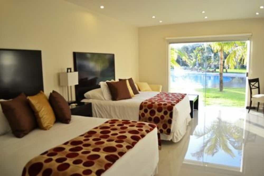 Premium Suite, 2 Queen Beds, Pool View