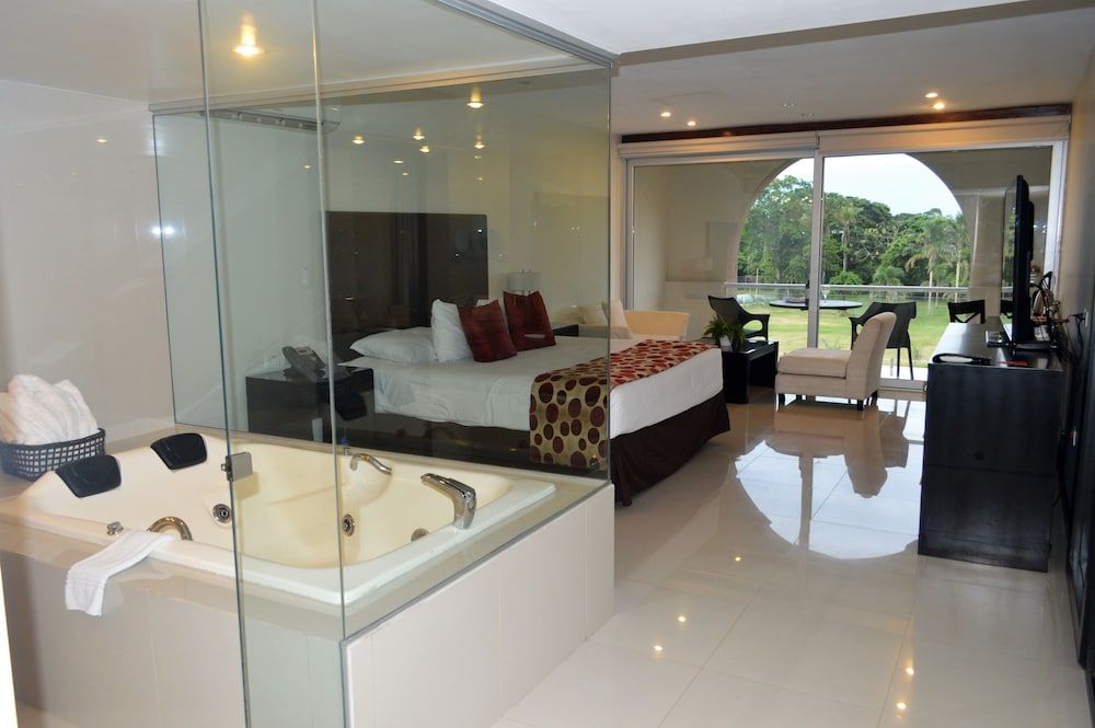 Luxury Suite, 1 King Bed, Pool View