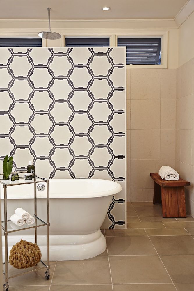 The Island House Deluxe Room, 1 King Bed, Non Smoking, Garden View 2