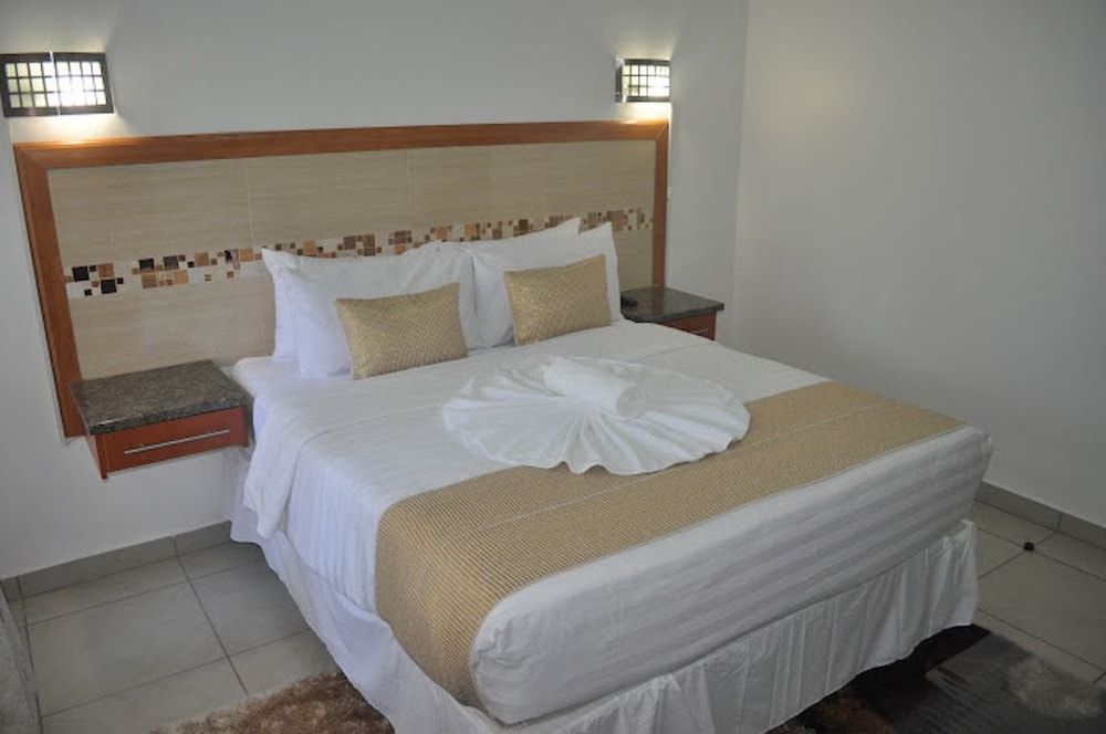 Crown Guest Lodge Deluxe Room 15