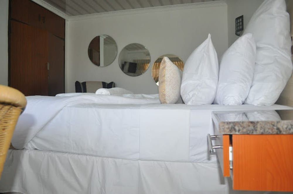 Crown Guest Lodge Deluxe Room 4