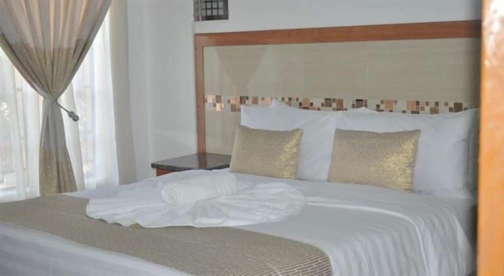 Crown Guest Lodge Deluxe Room 2