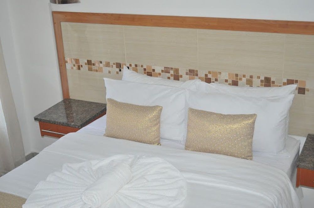 Crown Guest Lodge Deluxe Room 13