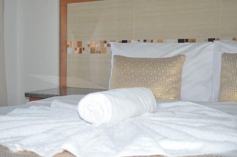 Crown Guest Lodge Deluxe Room 3