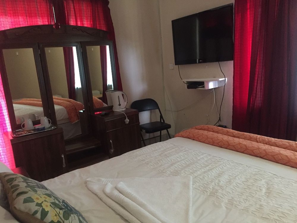 Amariah Guest House Twin Room, Garden View 3