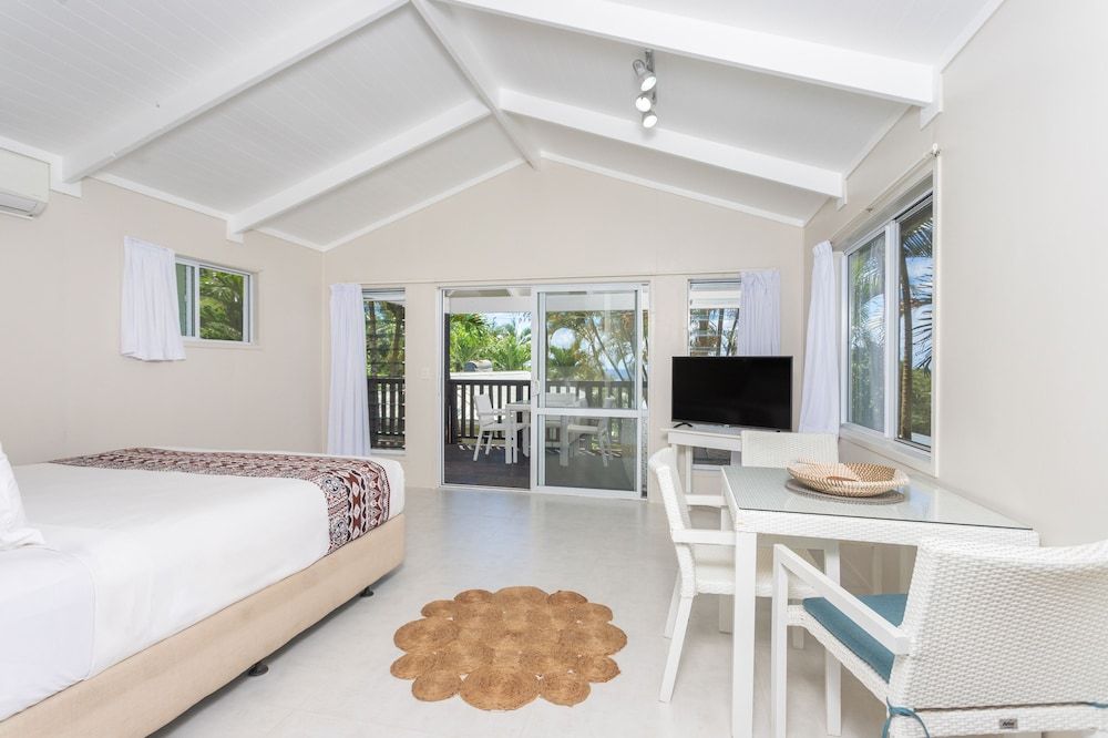 Standard Bungalow, Partial Lagoon View (Air-Conditioned)
