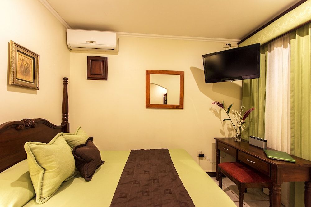 Hotel Boutique Iguana Verde Standard Triple Room, Pool View 10