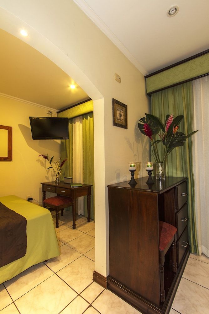 Hotel Boutique Iguana Verde Standard Triple Room, Pool View 9