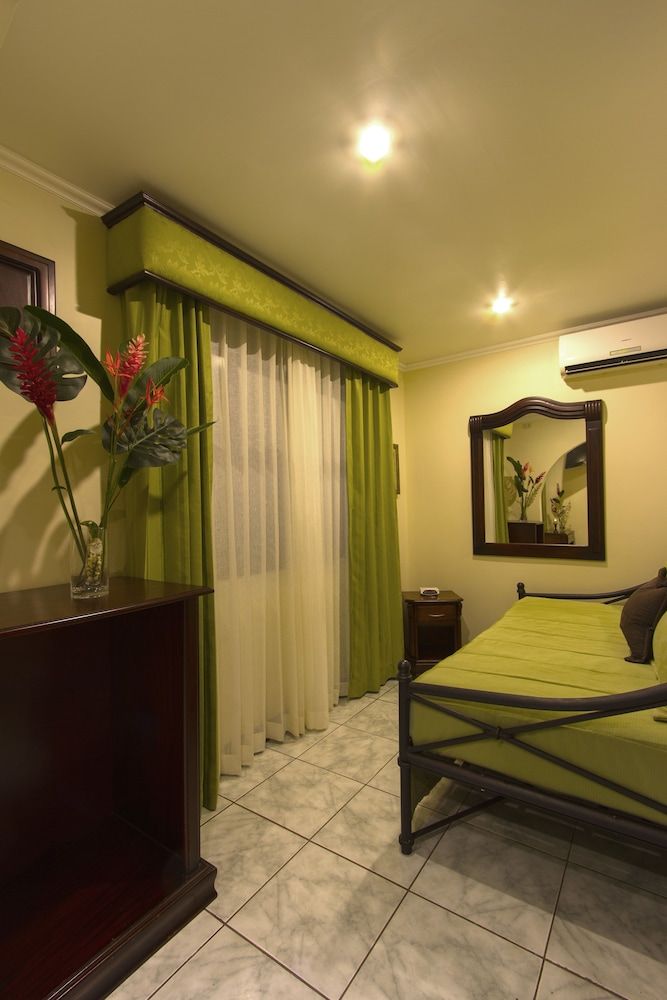 Hotel Boutique Iguana Verde Standard Triple Room, Pool View 3