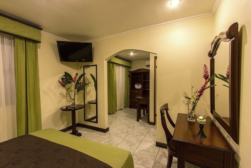 Hotel Boutique Iguana Verde Standard Triple Room, Pool View 12