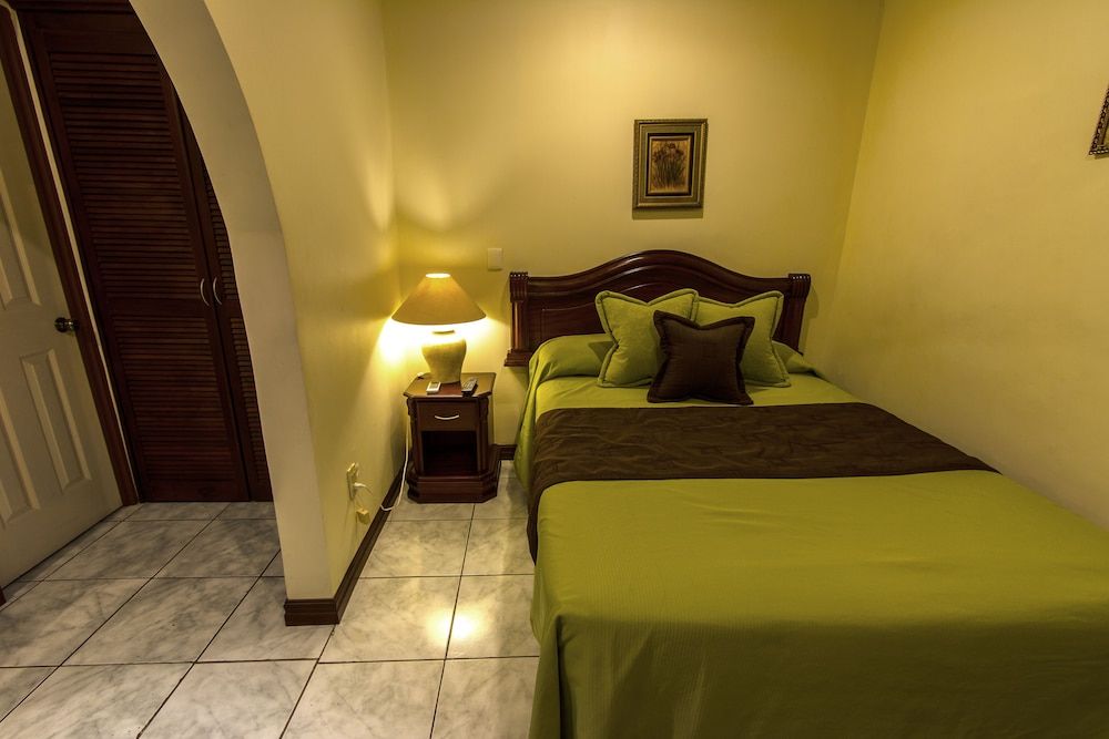 Hotel Boutique Iguana Verde Standard Triple Room, Pool View 4