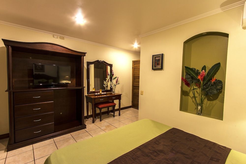 Hotel Boutique Iguana Verde Standard Triple Room, Pool View 14