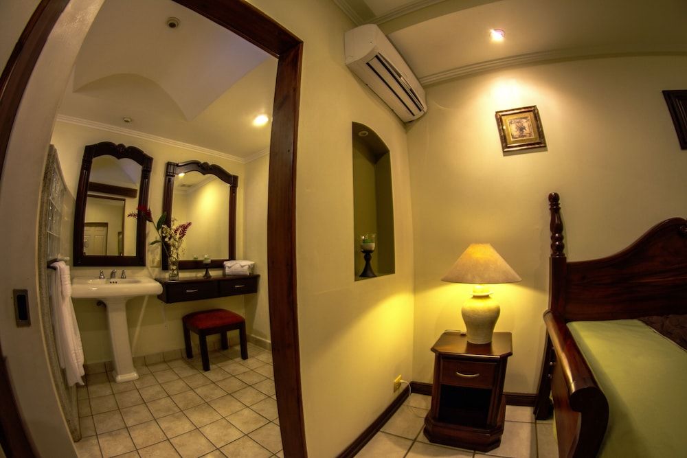 Hotel Boutique Iguana Verde Standard Triple Room, Pool View 8