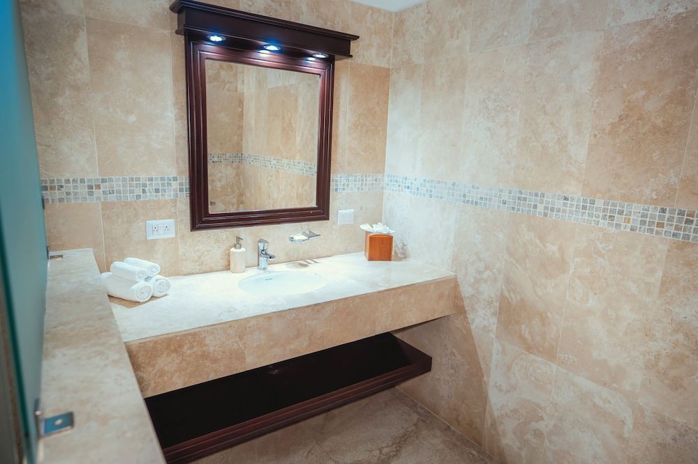 Paradise Hot Springs Thermal Resort Deluxe Double Room, 1 King Bed 6