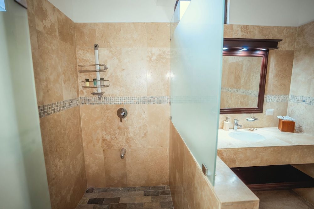 Paradise Hot Springs Thermal Resort Deluxe Double Room, 1 King Bed 7